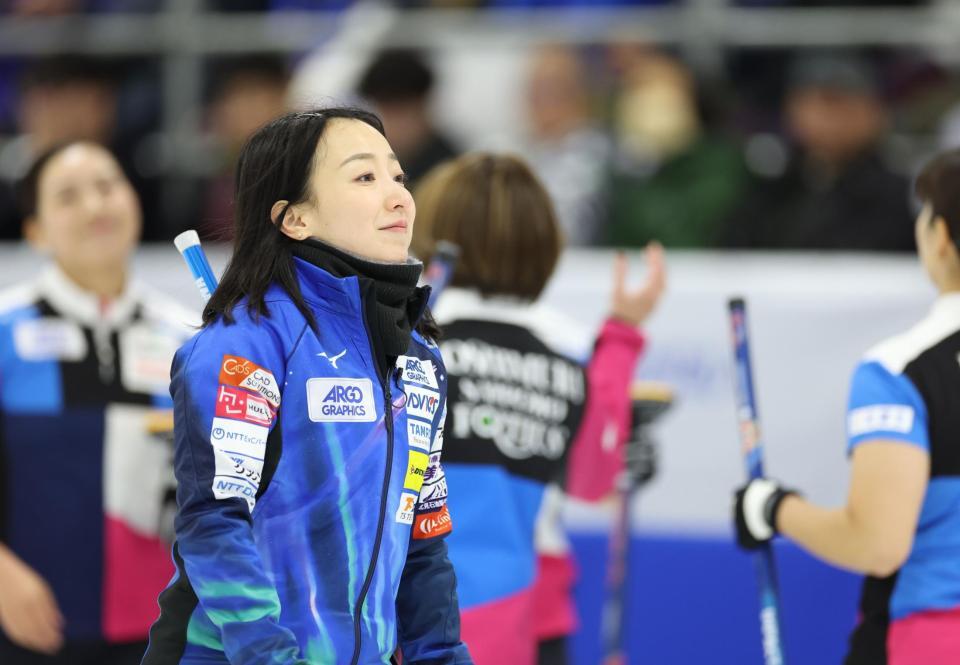 　最終投を終え、喜ぶフォルティウスを横目に仲間の元へと向かうロコ・ソラーレの藤沢五月（撮影・吉澤敬太）