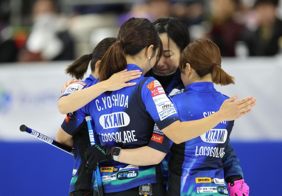 　フォルティウスに敗れ、抱き合い頭を寄せ合う藤沢五月（中央奥）らロコ・ソラーレ（撮影・吉澤敬太）