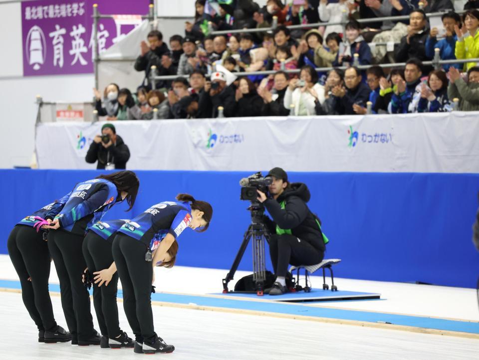 　フォルティウスに敗れ、応援してくれた観衆に深々とお辞儀をする藤沢五月（左から２人目）らロコ・ソラーレ（撮影・吉澤敬太）