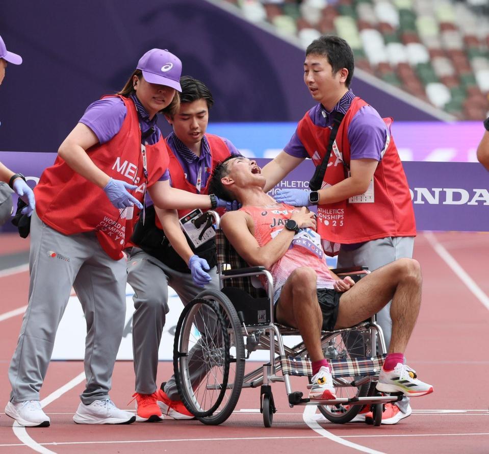 　ゴール後、車いすで運ばれる川野将虎（撮影・石井剣太郎）