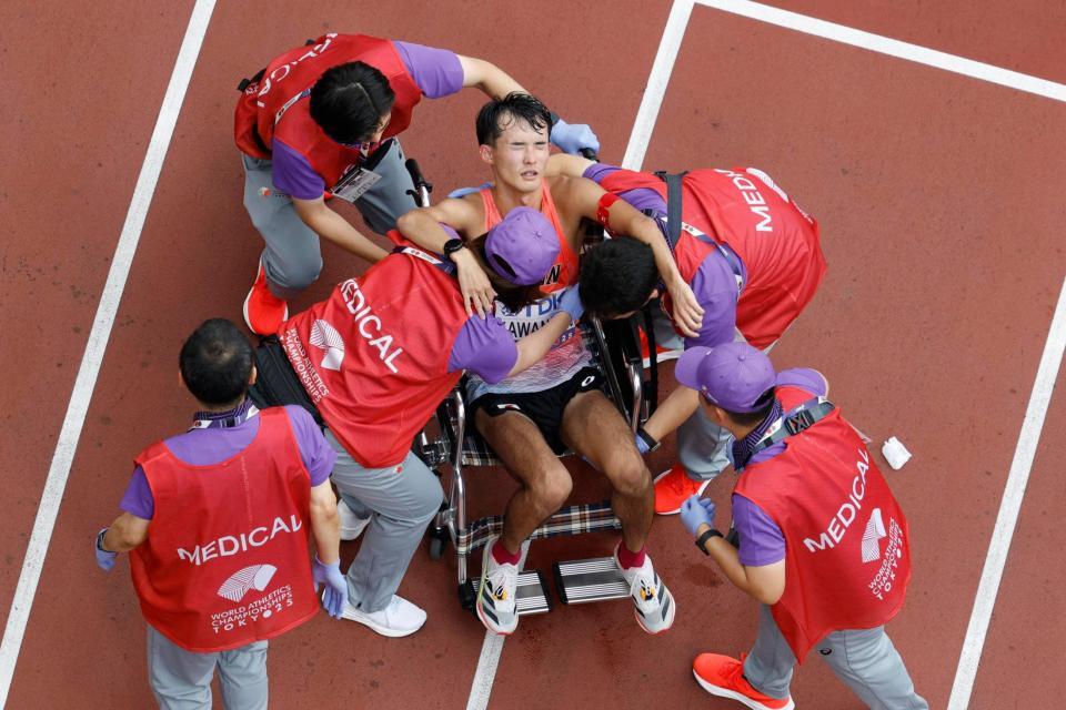 　ゴール後に倒れ込み、車いすで運ばれる川野将虎