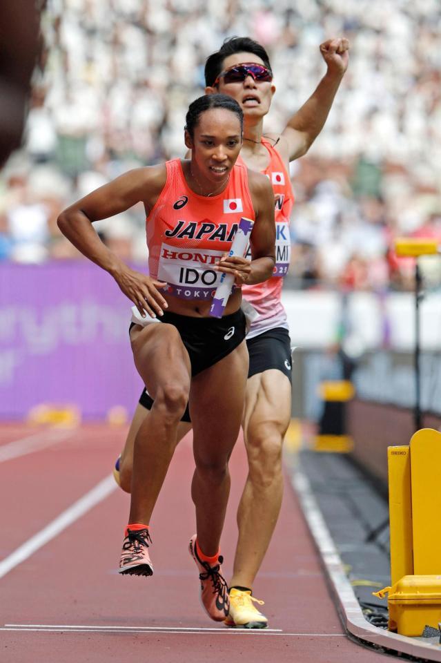 　第１走者の今泉堅貴（右）からバトンを受け駆け出す第２走者の井戸アビゲイル風果