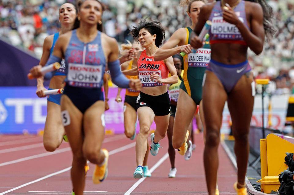 　ゴールするアンカーの松本奈菜子（中央）