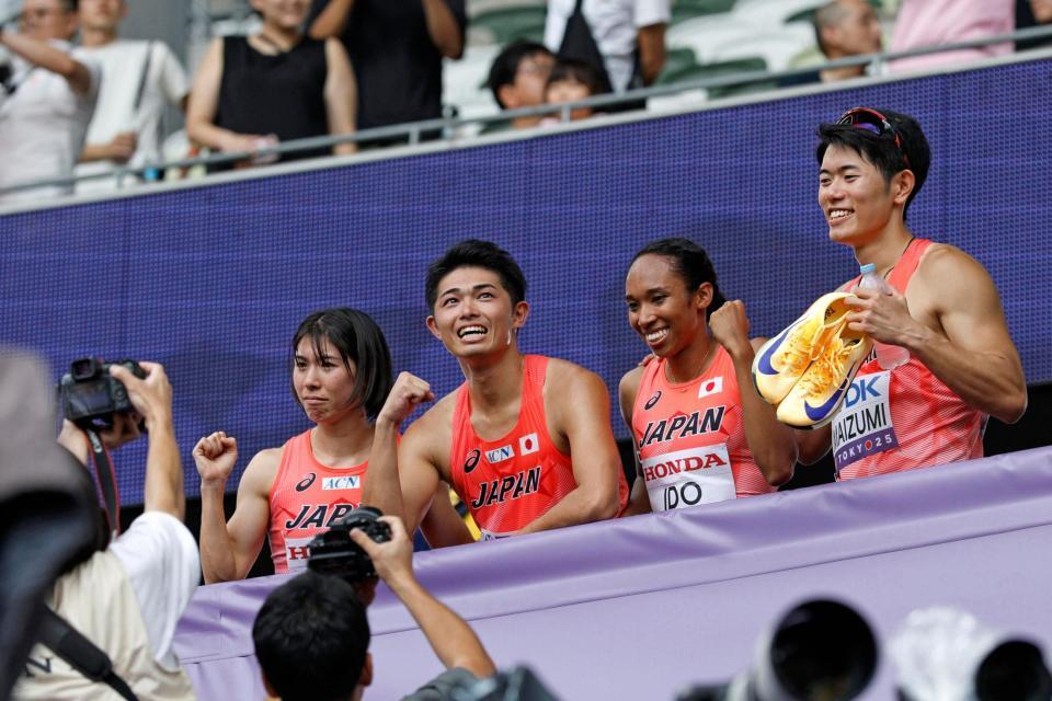 　混合１６００メートルリレーで決勝進出を決め、喜ぶ（左から）松本奈菜子、吉津拓歩、井戸アビゲイル風果、今泉堅貴