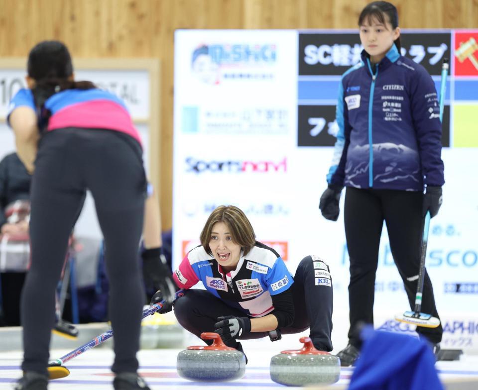 　ＳＣ軽井沢クラブ・上野美優（右）の前で指示を出すフォルティウス・吉村紗也香（中央）＝撮影・吉澤敬太