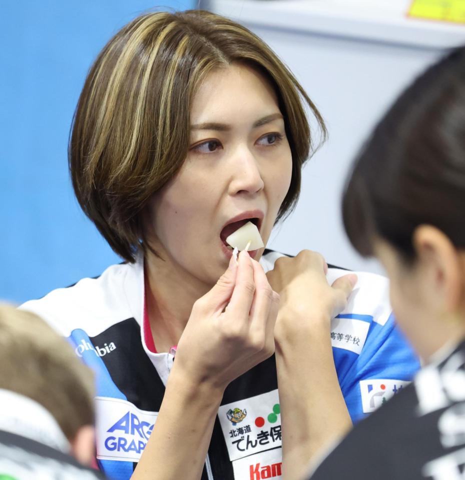 　休憩中にフルーツを食べるフォルティウス・吉村紗也香（撮影・吉澤敬太）