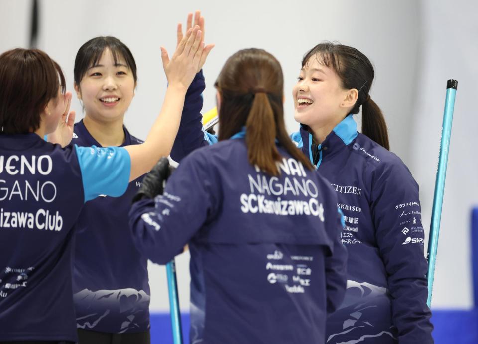 　フォルティウス戦の第３エンド、３得点し、笑顔でタッチする上野美優（右端）らＳＣ軽井沢クラブ（撮影・吉澤敬太）