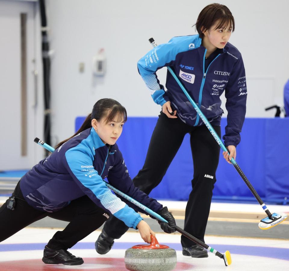 　ストーンを投じるＳＣ軽井沢クラブ・上野美優（左）と上野結生（撮影・吉澤敬太）