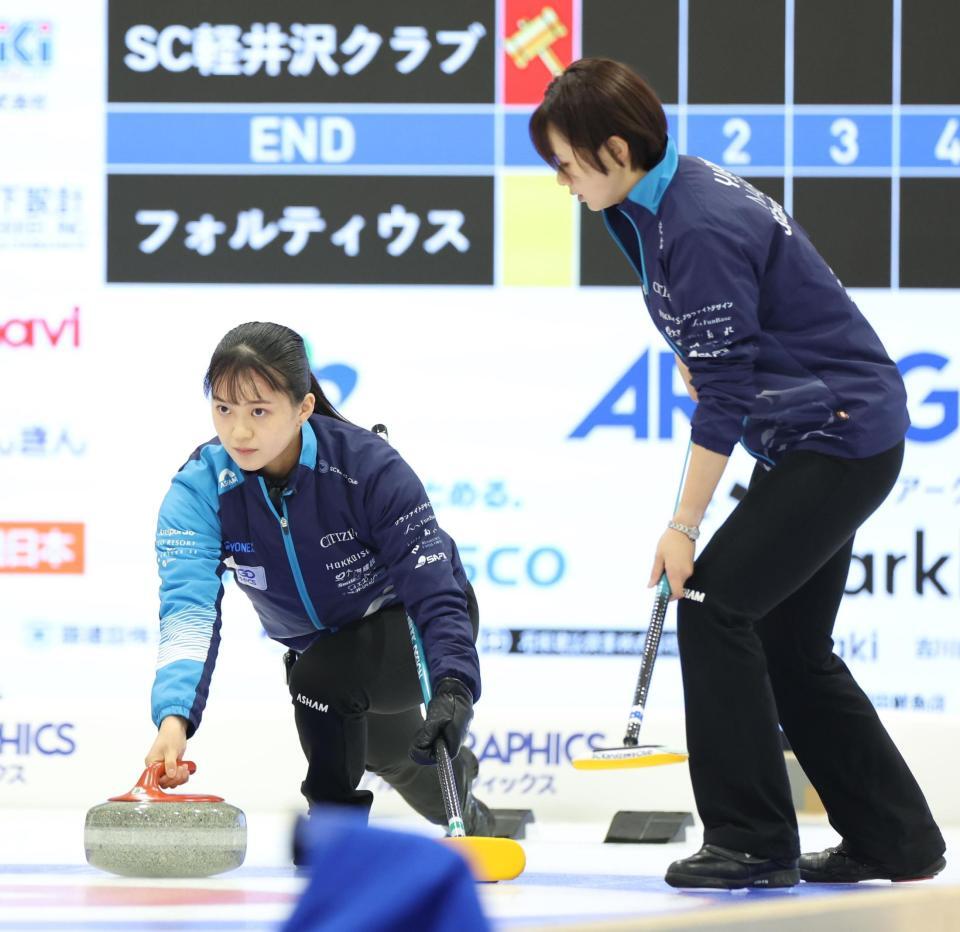 　フォルティウス戦、ストーンを投じるＳＣ軽井沢クラブ・上野美優（左）と上野結生（撮影・吉澤敬太）