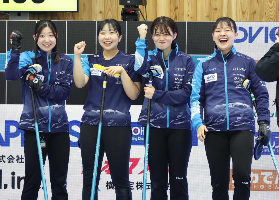 　フォルティウス戦前、笑顔でポーズを決めるＳＣ軽井沢クラブ（撮影・吉澤敬太）