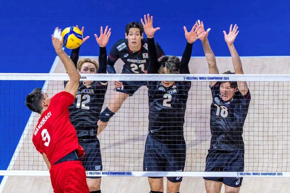 　トルコのスパイクのブロックに跳ぶ高橋（左）、小野寺（中央）、西山（右）　©Ｖｏｌｌｅｙｂａｌｌ　Ｗｏｒｌｄ
