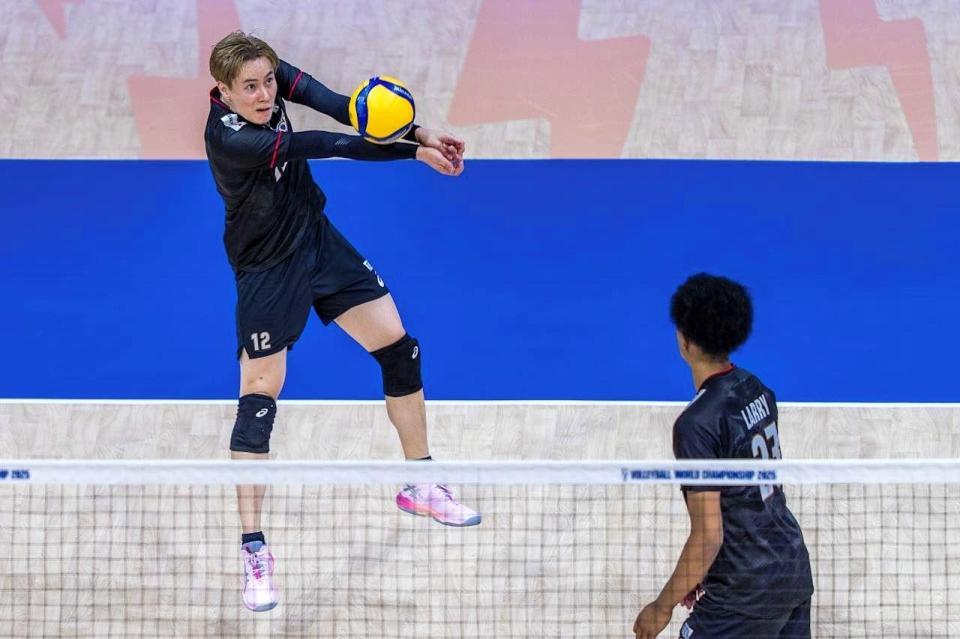 　レシーブする高橋藍　©Ｖｏｌｌｅｙｂａｌｌ　Ｗｏｒｌｄ