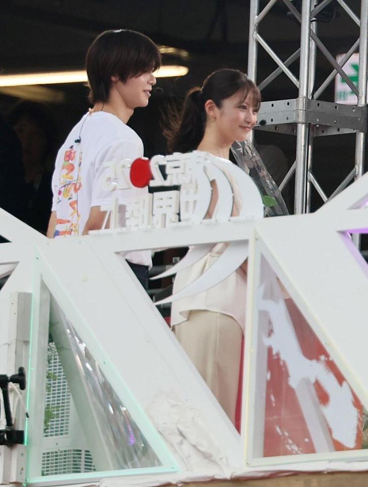 　＆ＴＥＡＭのＫと今田美桜（右）＝撮影・石井剣太郎