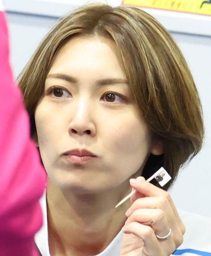 　休憩時、顔写真の楊枝を使いフルーツを食べるフォルティウス・吉村紗也香（撮影・吉澤敬太）