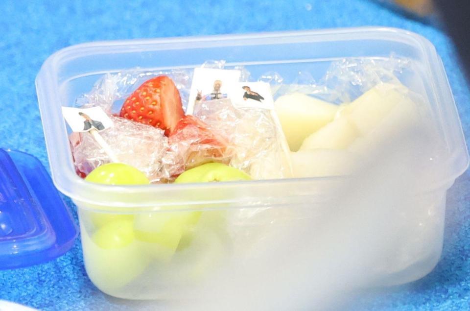 　休憩時、フォルティウスの取り出したフルーツが詰まった箱には、ニクラス・エディンコーチらの顔写真の楊枝も入っていた（撮影・吉澤敬太）