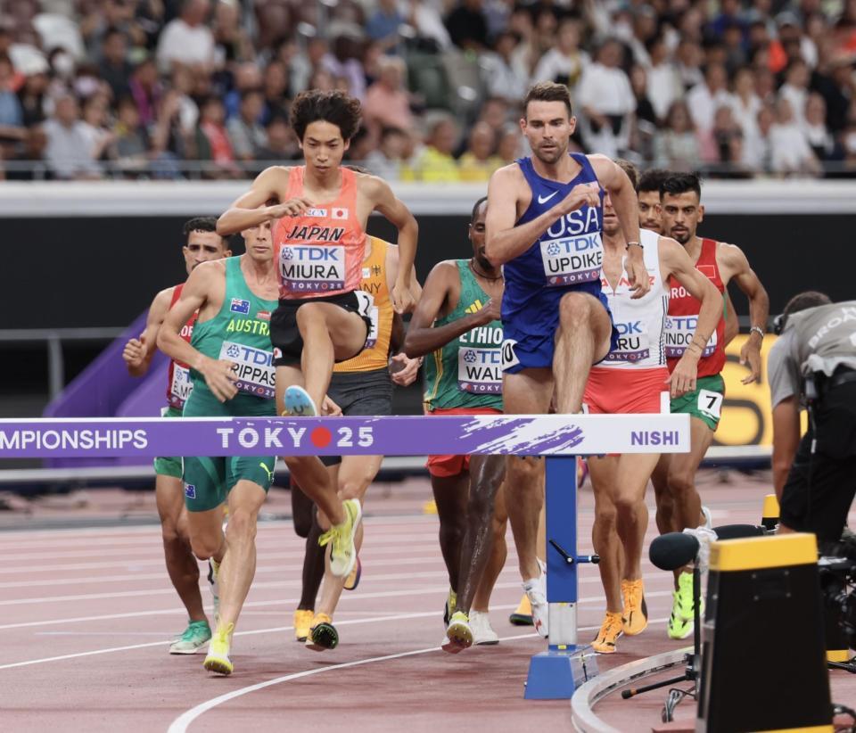 　男子３０００メートル障害予選に臨む三浦龍司（撮影・石井剣太郎）