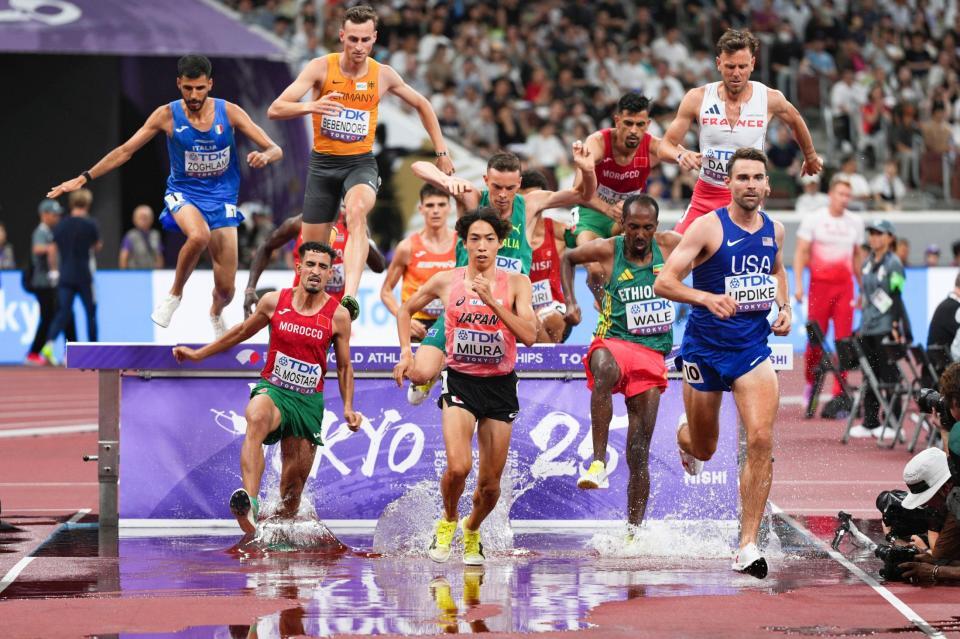 　男子３０００メートル障害予選で水濠を越える三浦龍司（手前左から２人目）