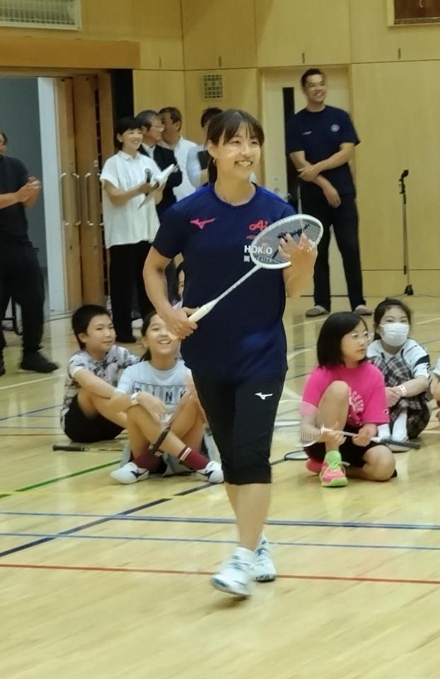 　小学生らにプレーを披露する奥原希望