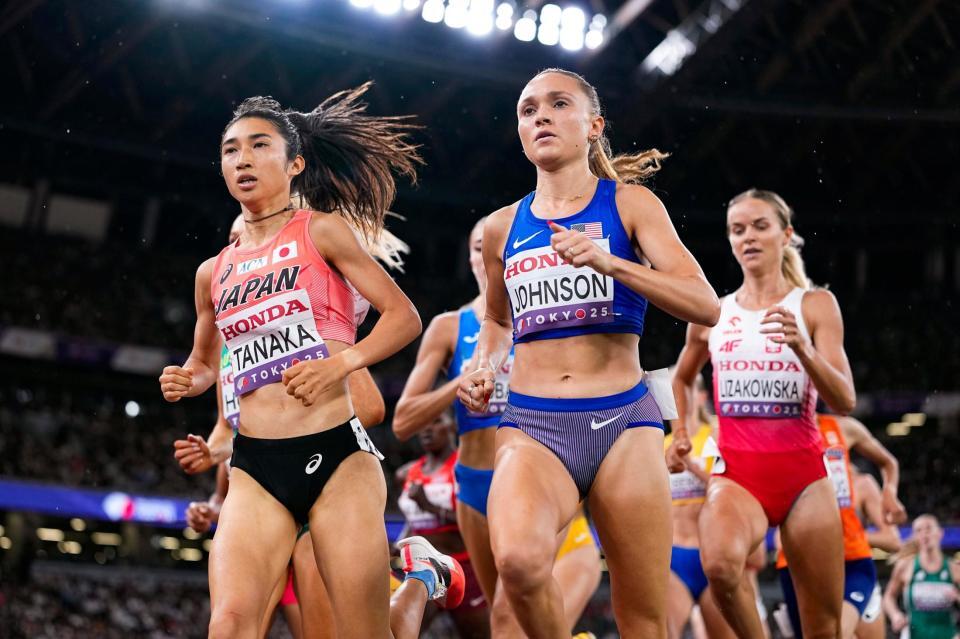 　女子１５００メートル予選で力走する田中希実（左）