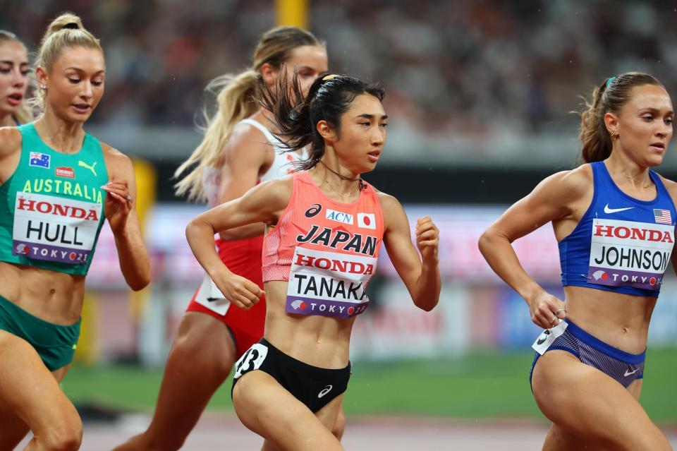 　女子１５００メートル予選で力走する田中希実（中央）