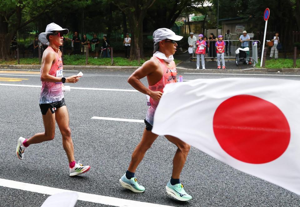 　男子３５キロ競歩で首位争いをする勝木隼人（右）と川野将虎