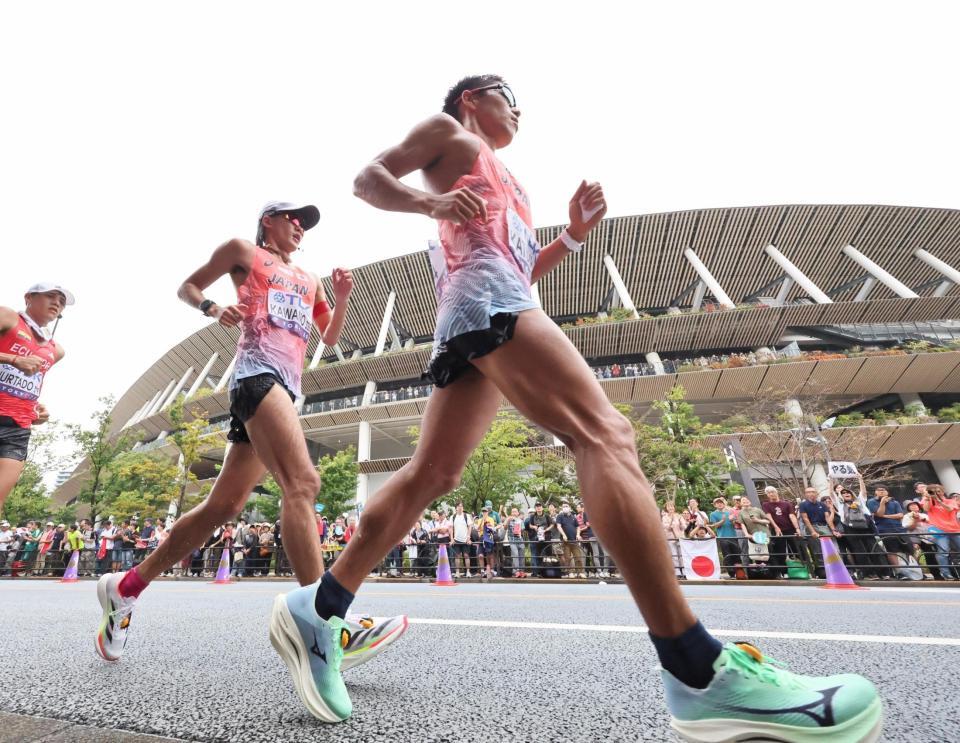 　国立競技場を背にレースする（右から）勝木隼人、川野将虎
