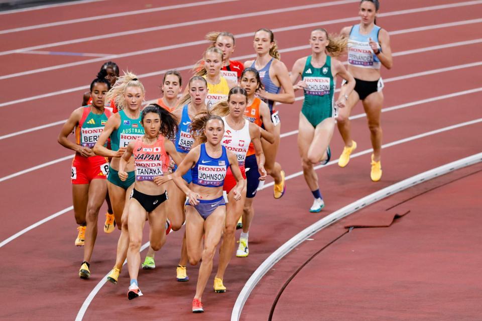 　女子１５００メートル予選で力走する田中希実（手前左）