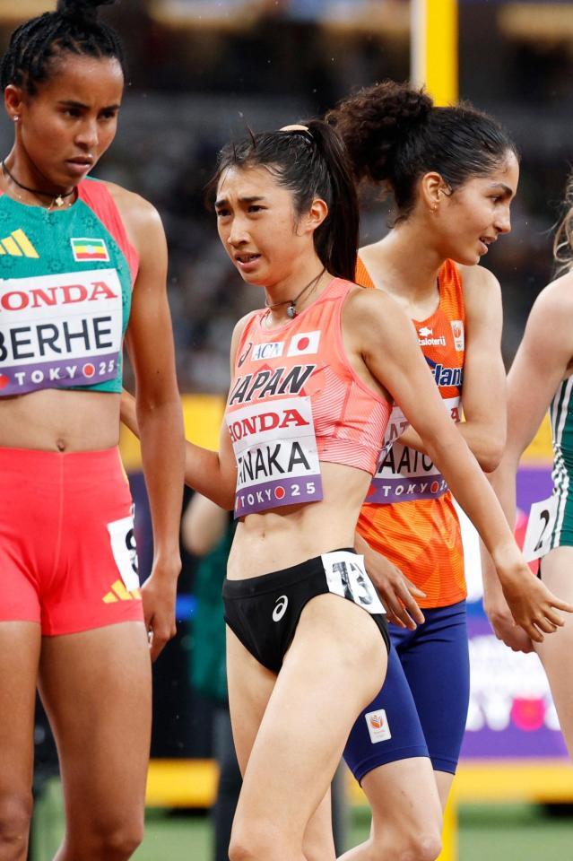 　女子１５００メートル予選を終えた田中希実（中央）