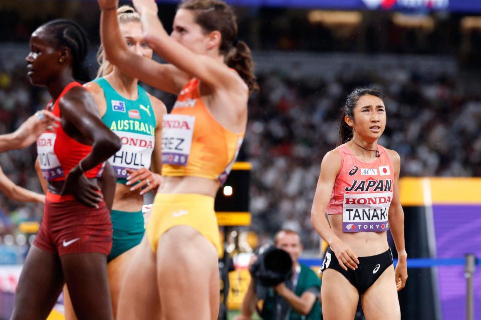 　女子１５００メートル予選を終えた田中希実（右）
