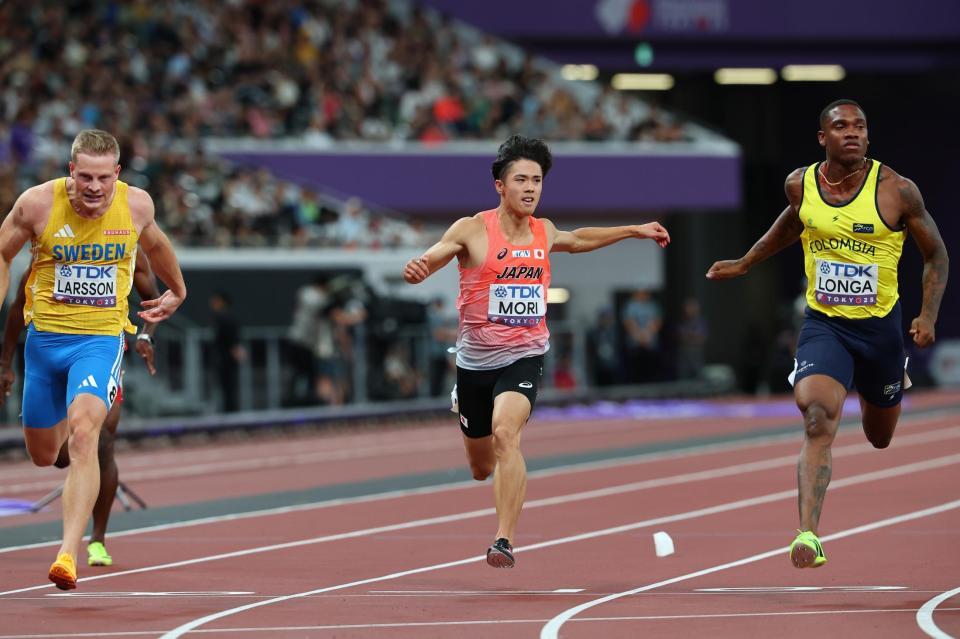 　男子１００メートル予選で力走する守祐陽（中央）