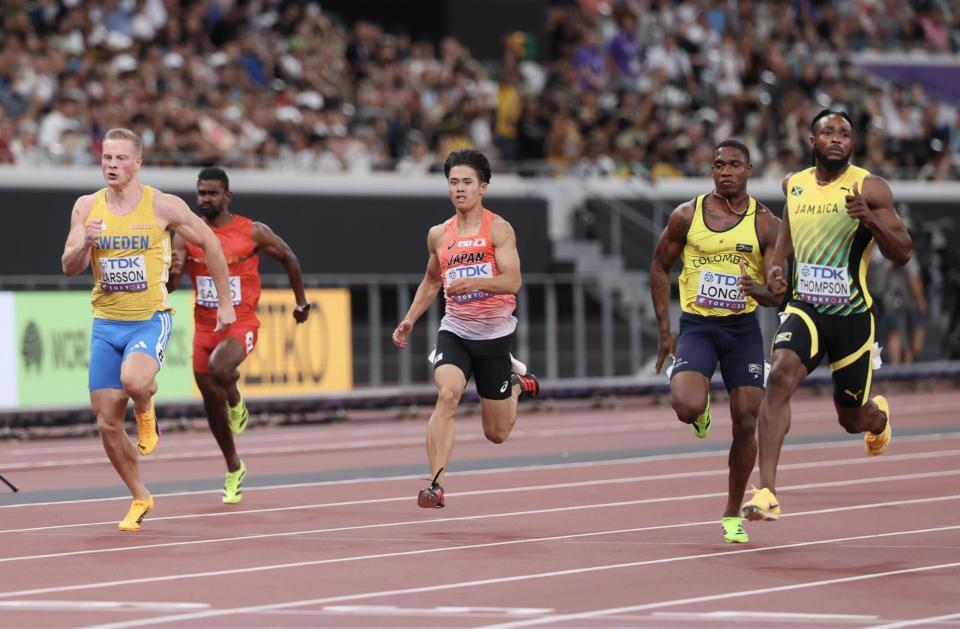 　男子１００メートル予選で敗れた守祐陽（中央）＝撮影・石井剣太郎