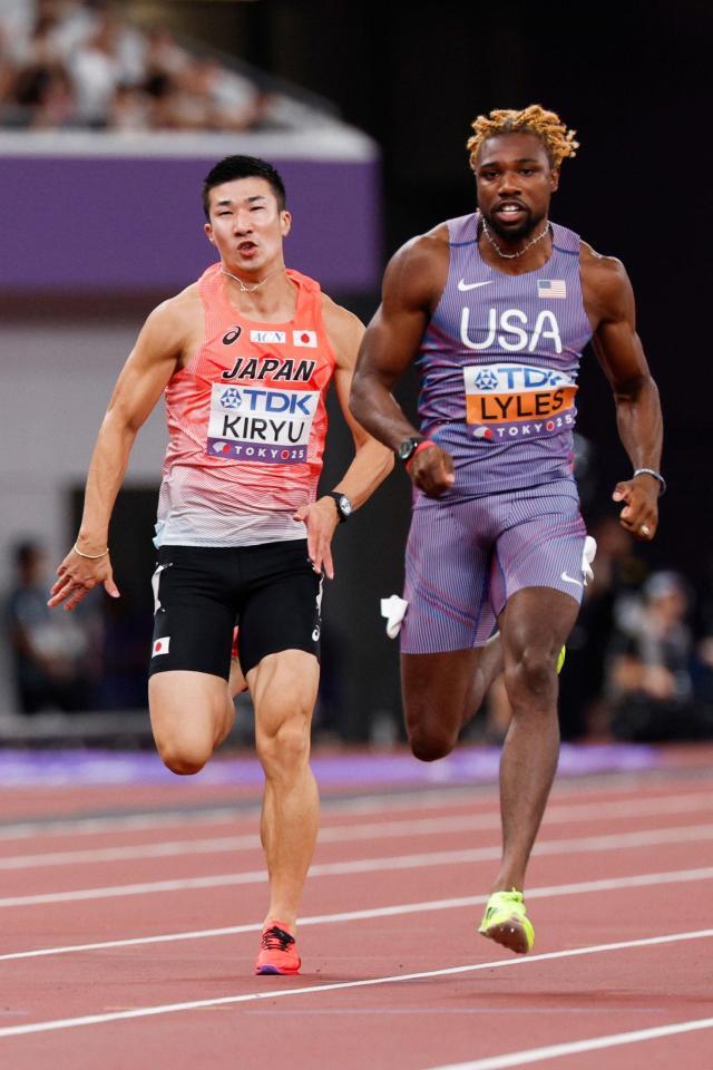 　男子１００メートル予選で力走する桐生祥秀。右はノア・ライルズ