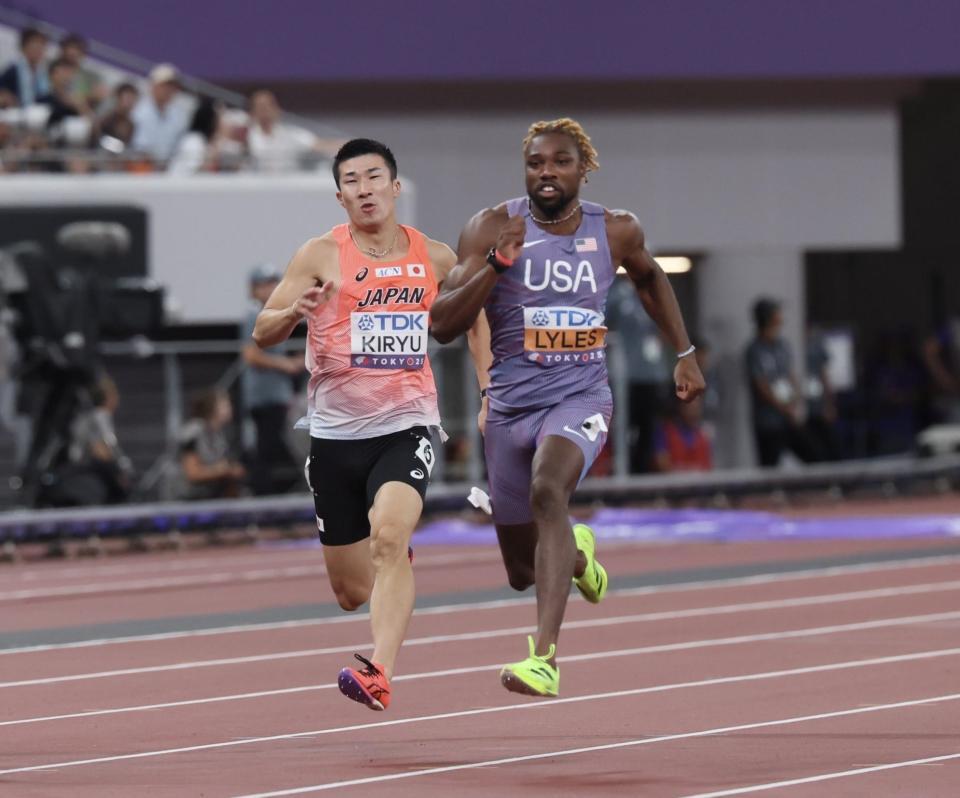 　男子１００メートル予選で敗れた桐生祥秀と１着でゴールしたノア・ライルズ（撮影・石井剣太郎）