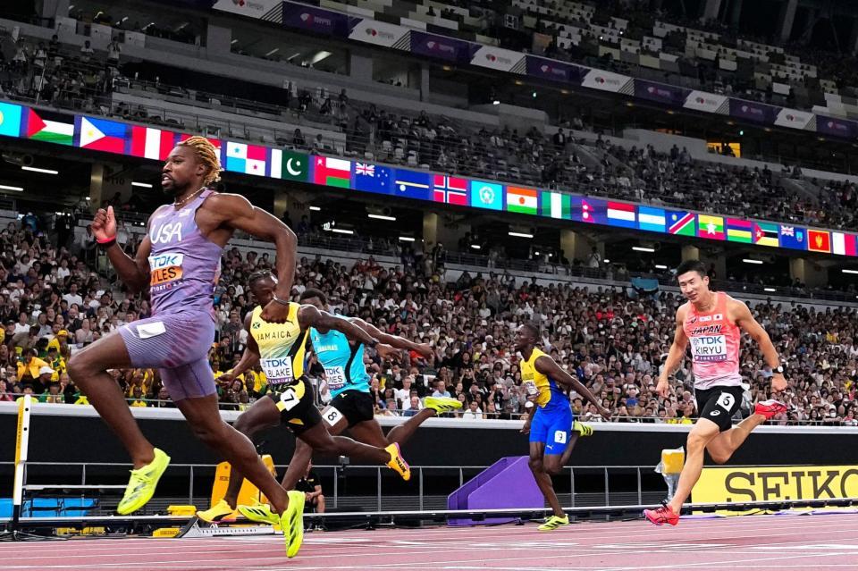 　男子１００メートル予選でゴールするノア・ライルズ（左端）。右端は桐生祥秀