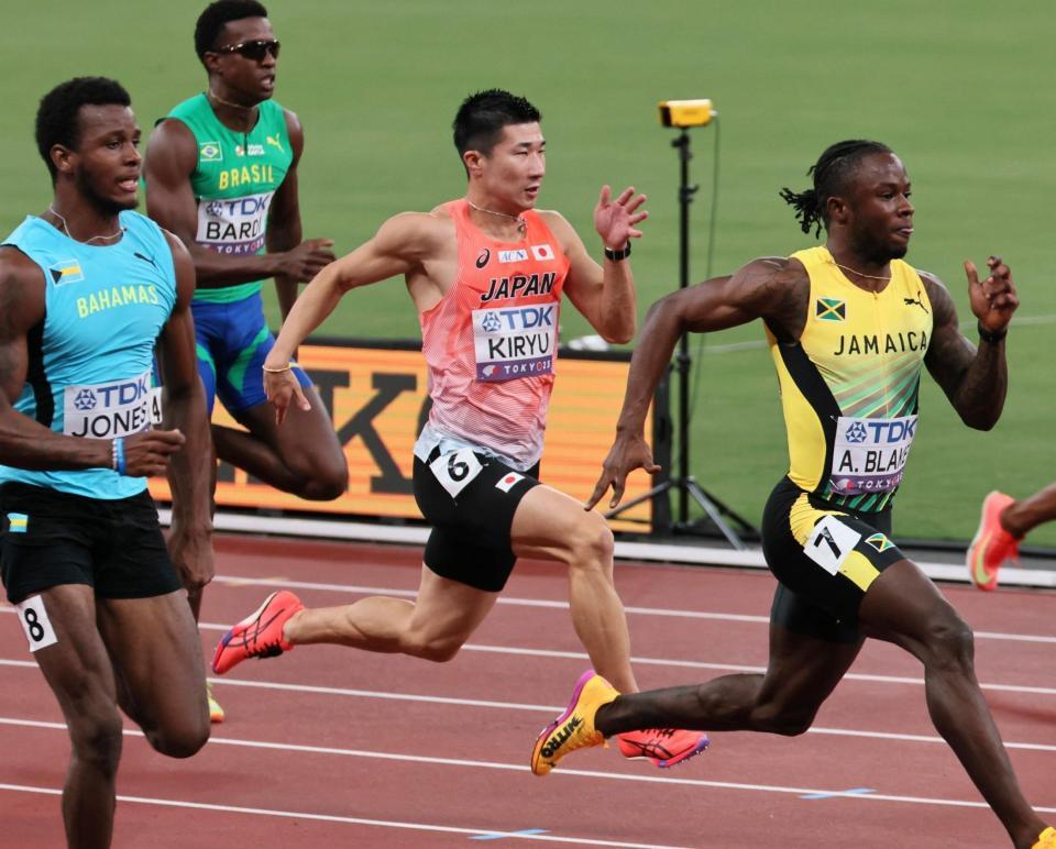 　男子１００メートル予選で力走する桐生祥秀（中央）
