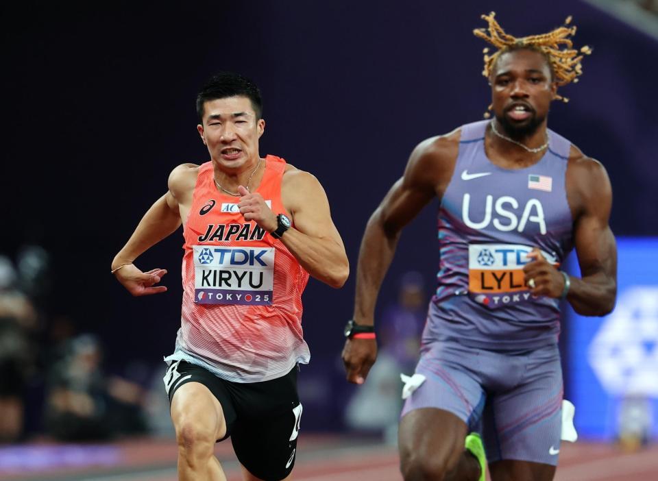 　男子１００メートル予選で力走する桐生祥秀。右はノア・ライルズ