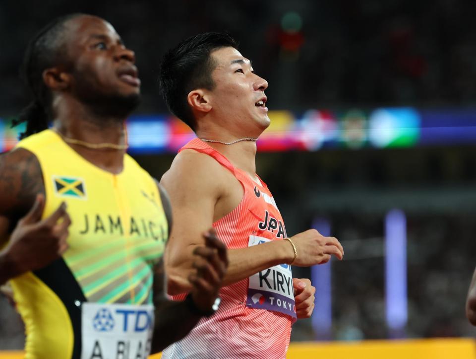 　男子１００メートル予選で敗退した桐生祥秀（右）