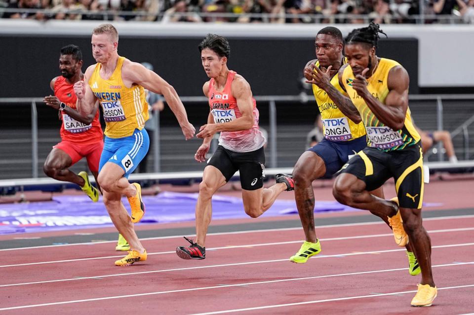 　男子１００メートル予選で力走する守祐陽（中央）