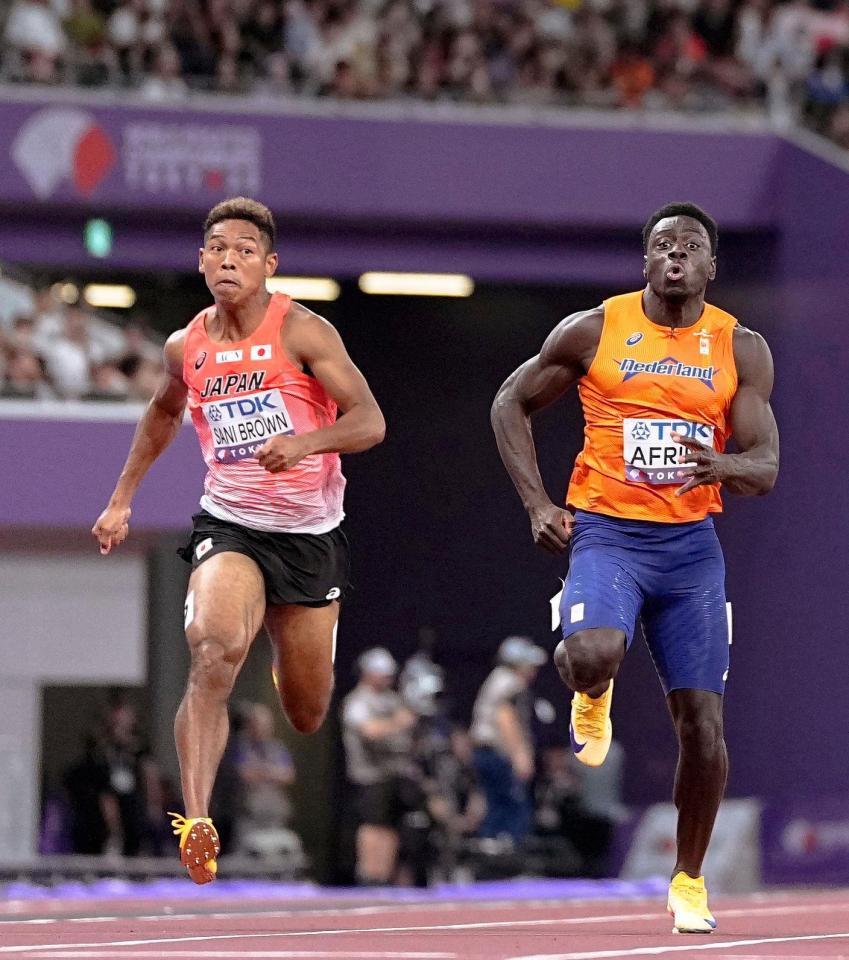 　男子１００メートル予選で力走するサニブラウン・ハキーム（左）