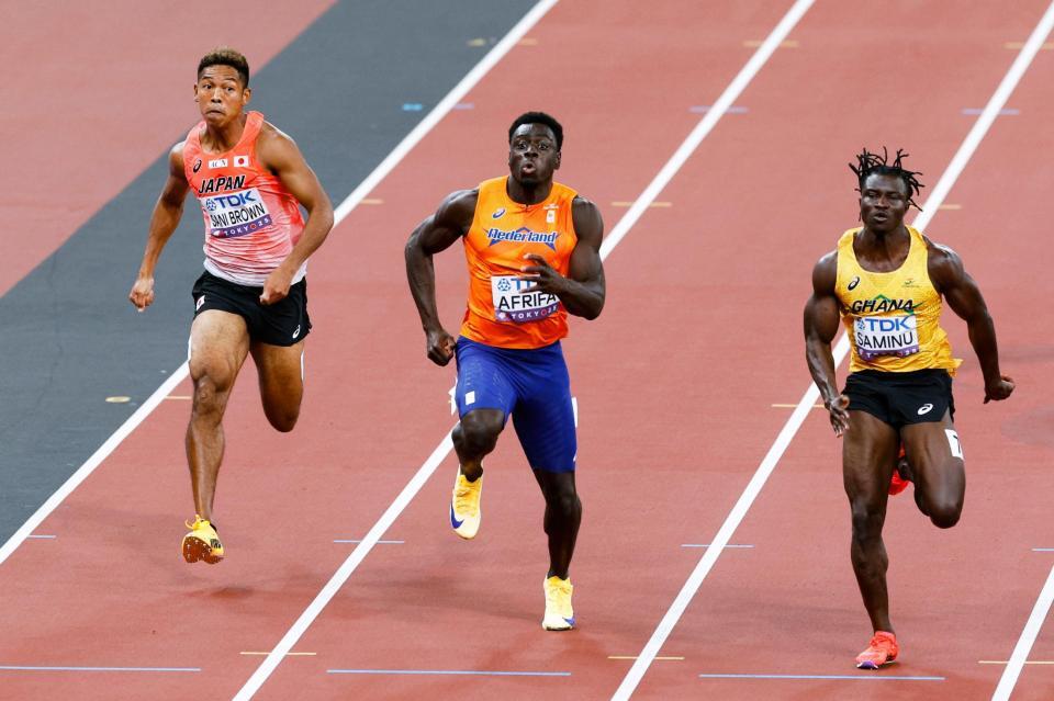 　男子１００メートル予選で力走するサニブラウン・ハキーム（左）