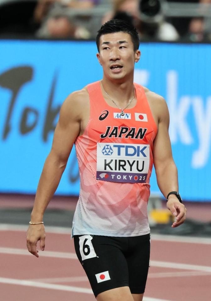 　男子１００メートル予選を終え肩を落とす桐生祥秀