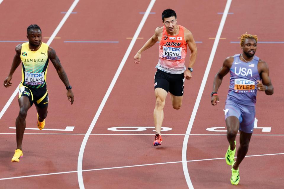 　男子１００メートル予選でゴールする桐生祥秀（中央）。右はノア・ライルズ