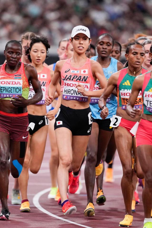 　女子１万メートルで力走する広中璃梨佳（中央）