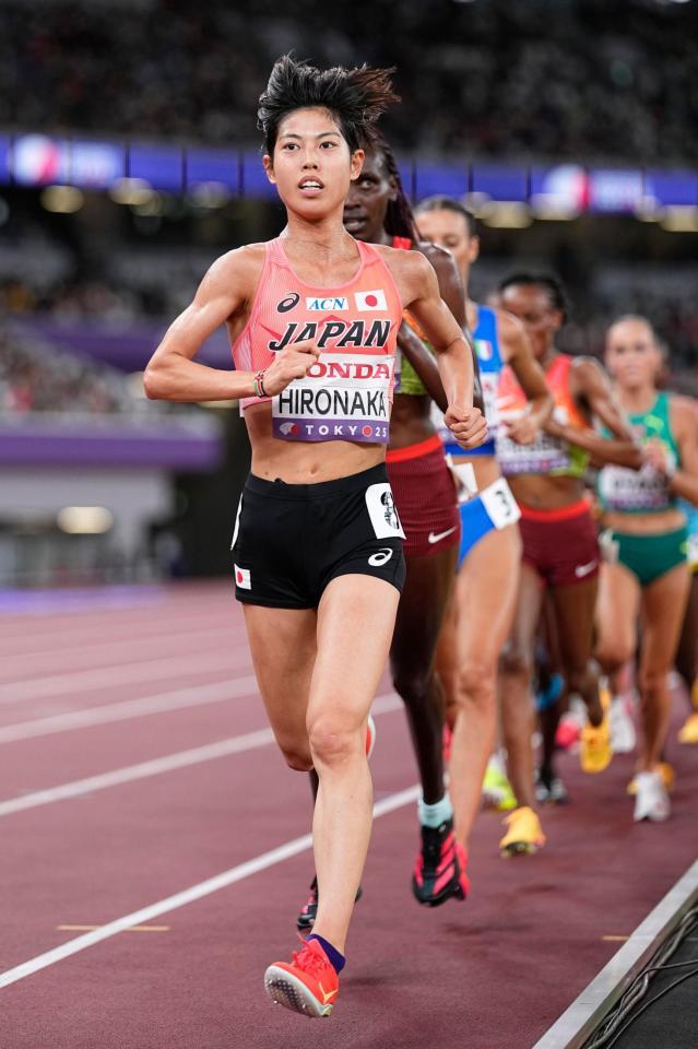 　女子１万メートルで力走する広中璃梨佳（手前）