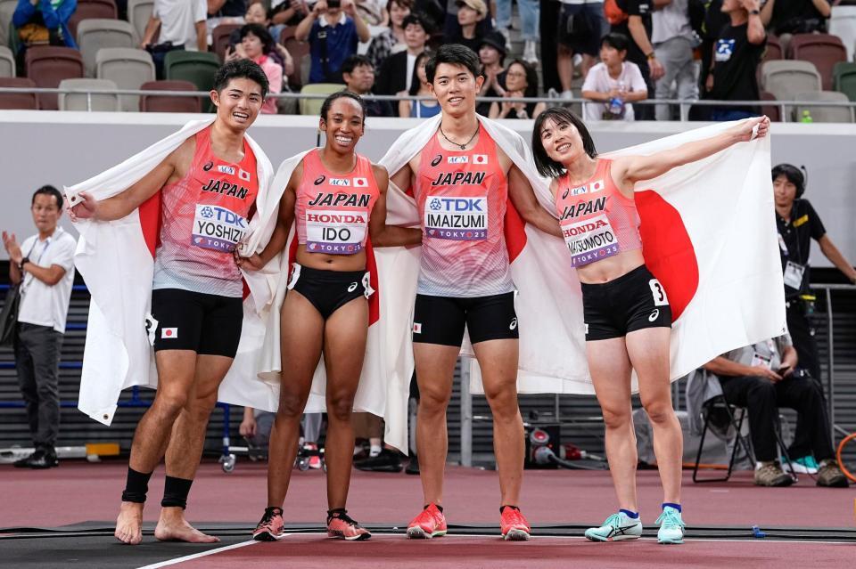 　混合１６００メートルリレー決勝を終え、日の丸を掲げる（左から）吉津拓歩、井戸アビゲイル風果、今泉堅貴、松本奈菜子