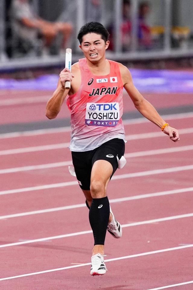 　混合１６００メートルリレー決勝で力走する第１走者の吉津拓歩