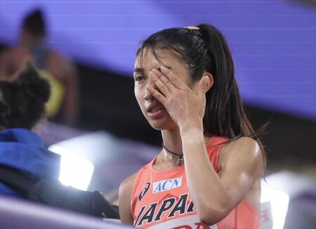 　女子１５００メートル予選で敗れ、引き上げる田中希実