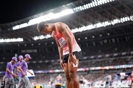 　男子１００メートル予選を終え、一礼するサニブラウン・ハキーム