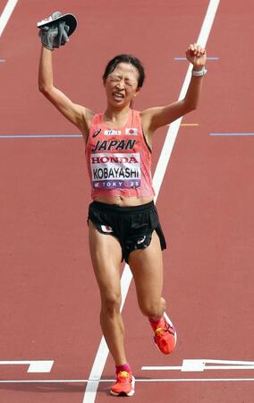 女子マラソンで感動シーン　倒れ込んだ小林香菜を抱き起こした米国選手　ファン反響「サリバン先生優しい」