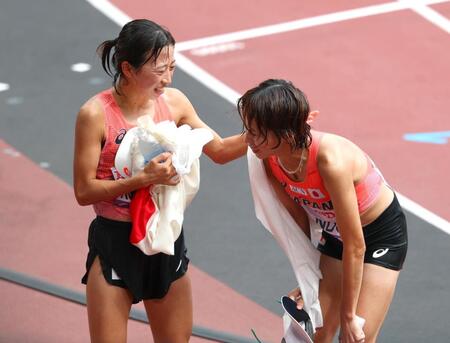 　ゴール後、小林香菜（左）からねぎらわれる安藤友香